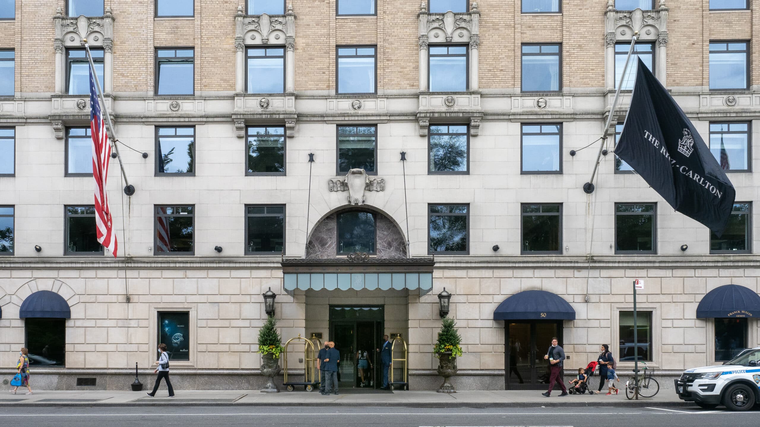 Façade de l'hôtel Ritz-Carlton avec passants.