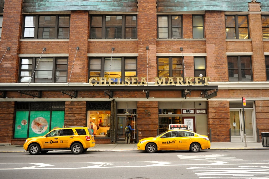 Chelsea Market, New York City Façade du Chelsea Market avec taxis jaunes.
