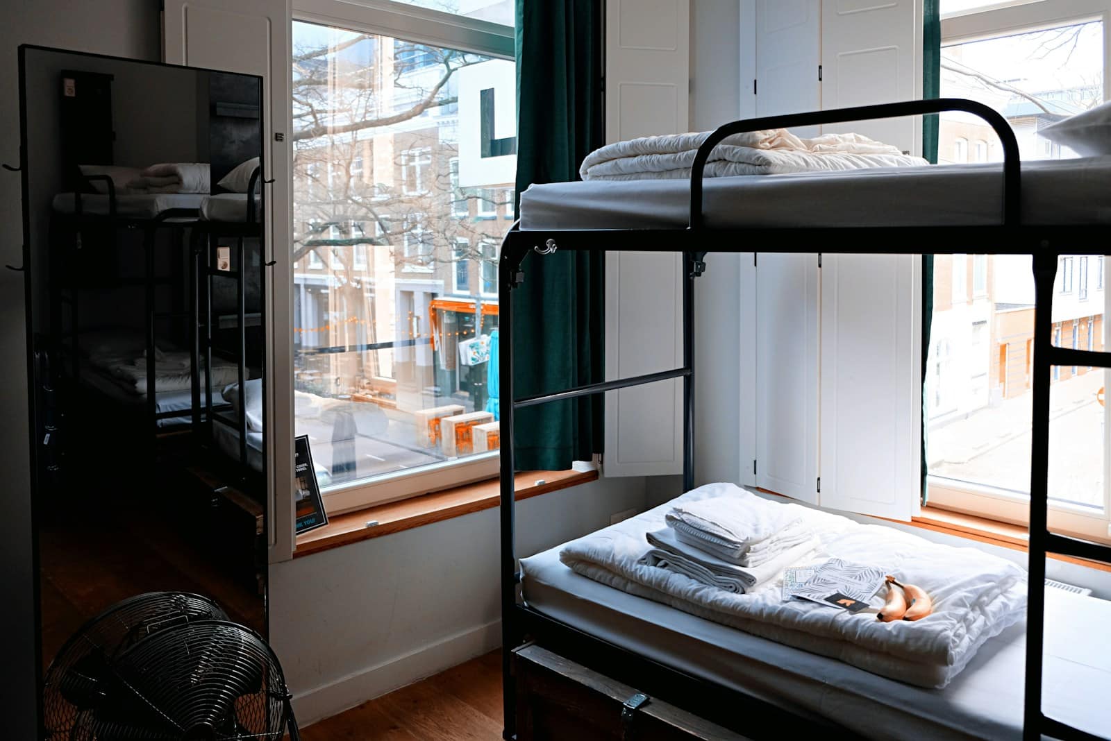 Chambre avec lits superposés et vue sur la rue.