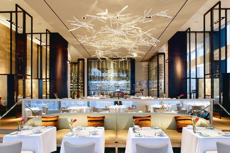 Restaurant luxueux, éclairage moderne, ambiance élégante.