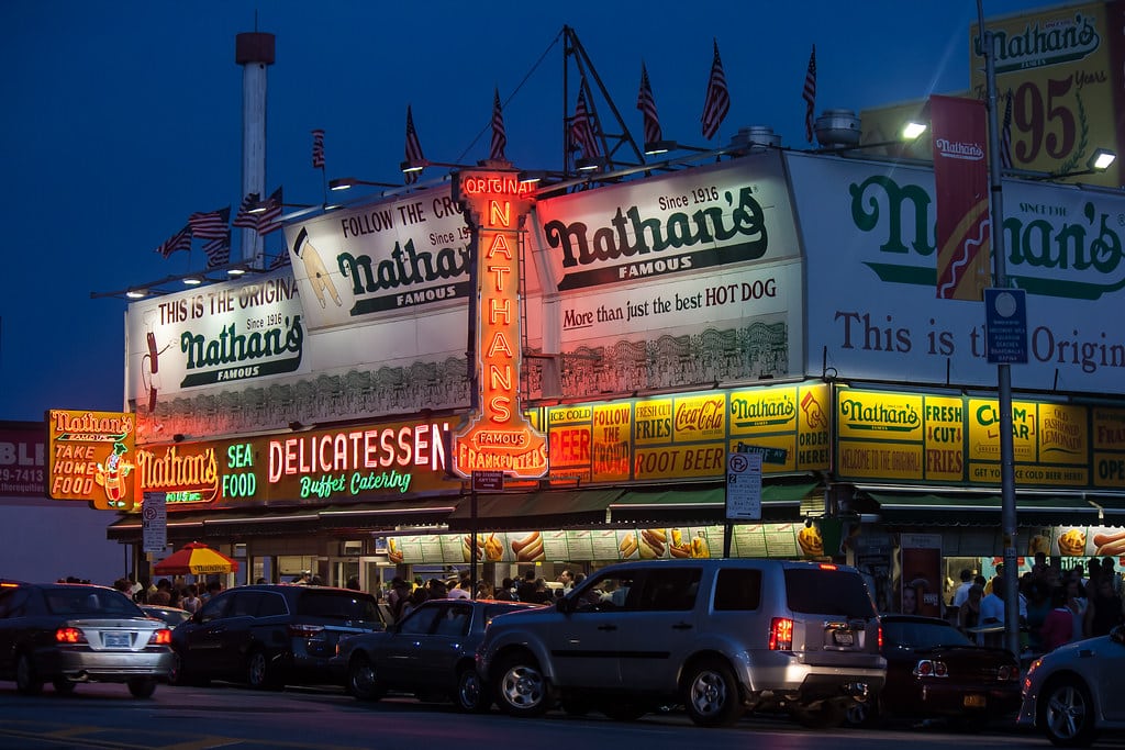 Enseignes lumineuses de Nathan's Famous Hot Dogs.