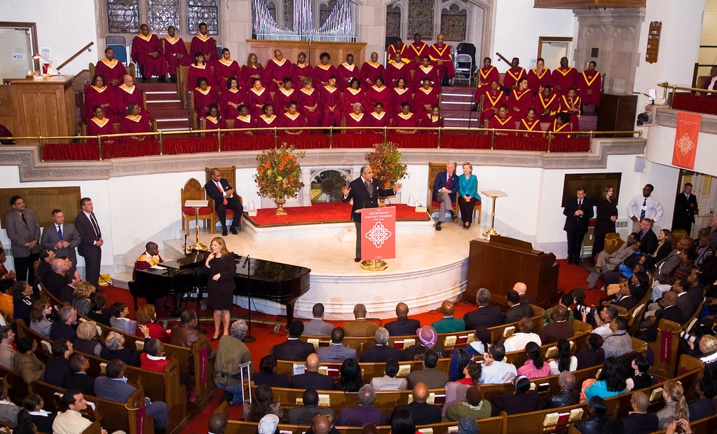 Chœur et assemblée dans une église pendant un événement.