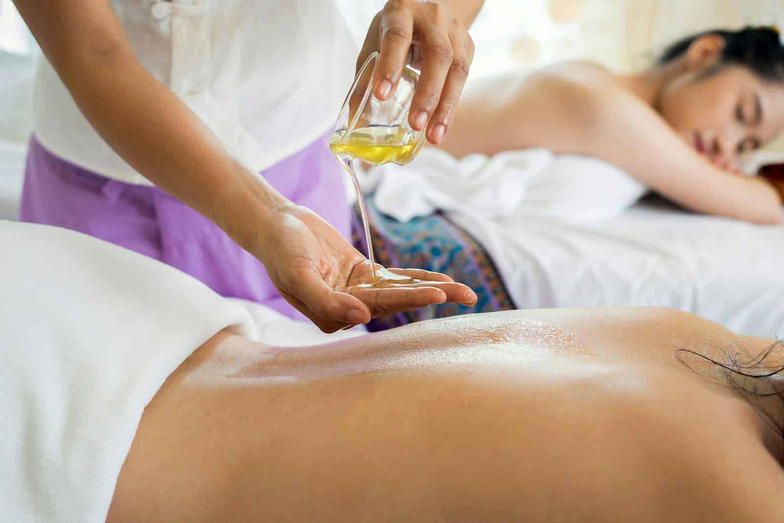 Massage à l'huile pour relaxation en spa.