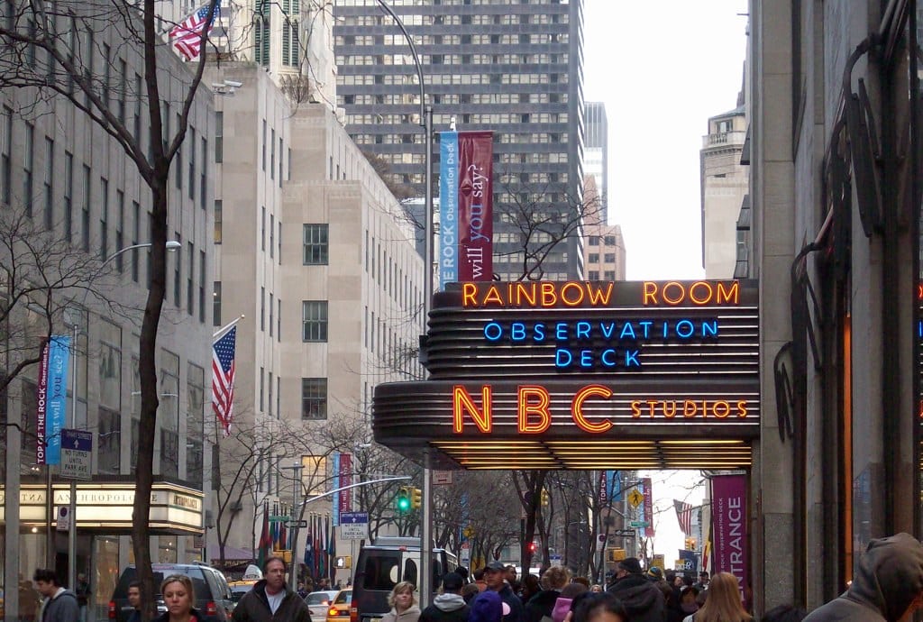 Entrée du NBC Studios, New York, foule en rue.