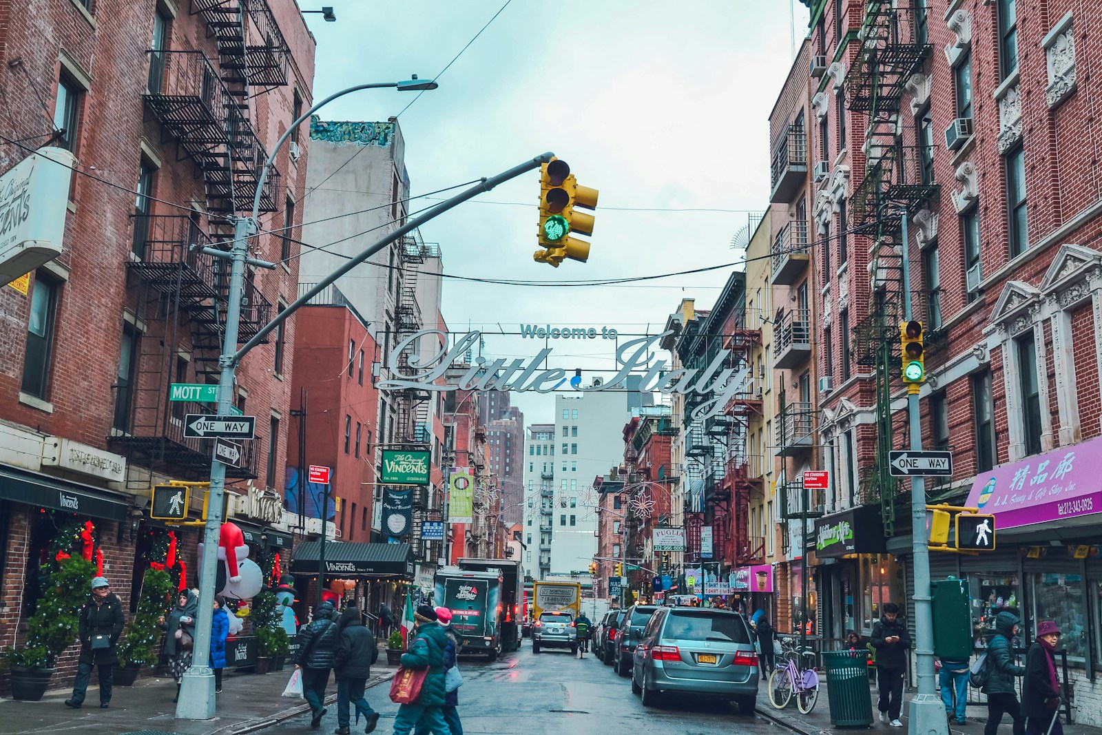 Rue animée dans le quartier Little Italy, New York.