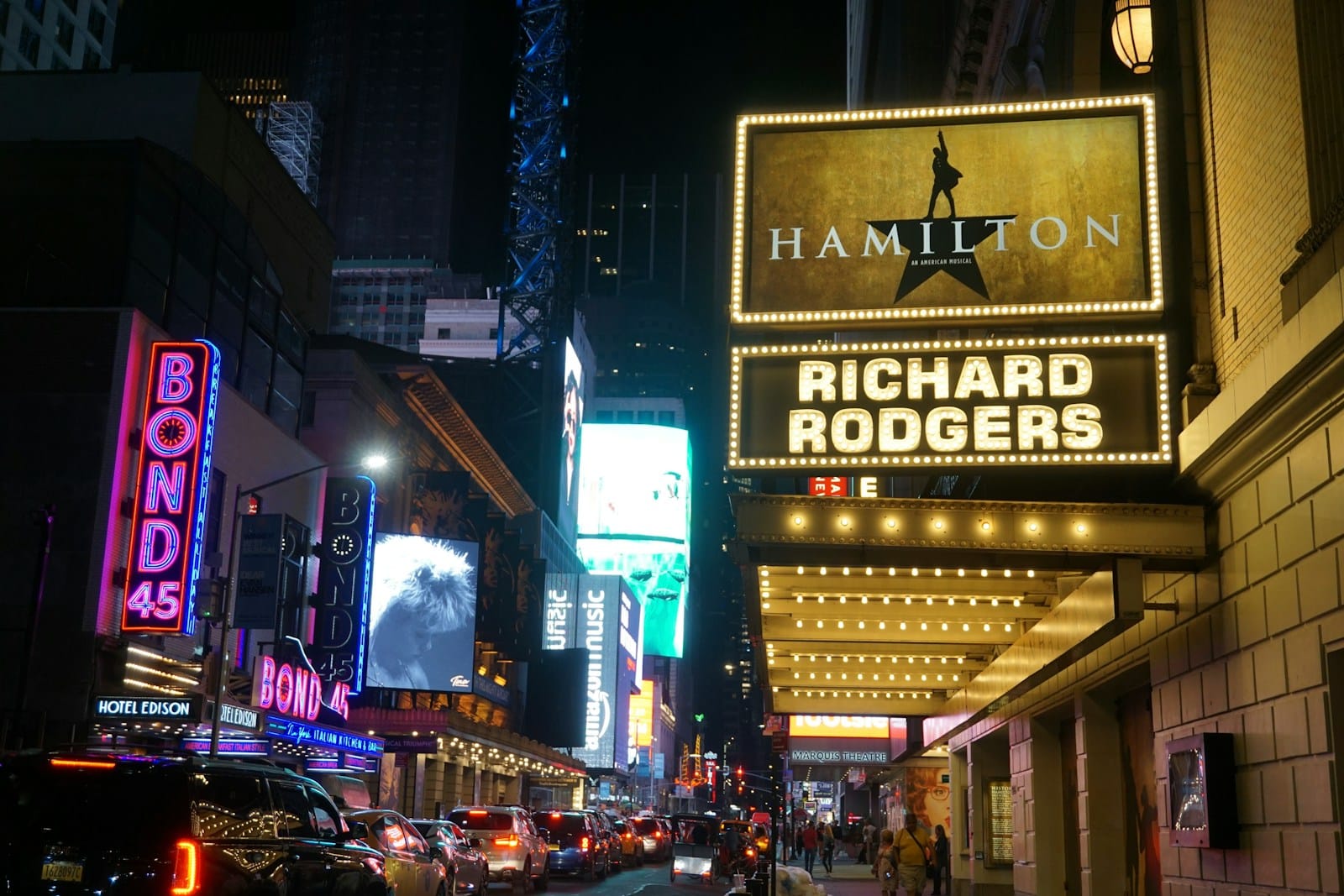 Broadway la nuit, enseignes lumineuses, théâtre Hamilton.