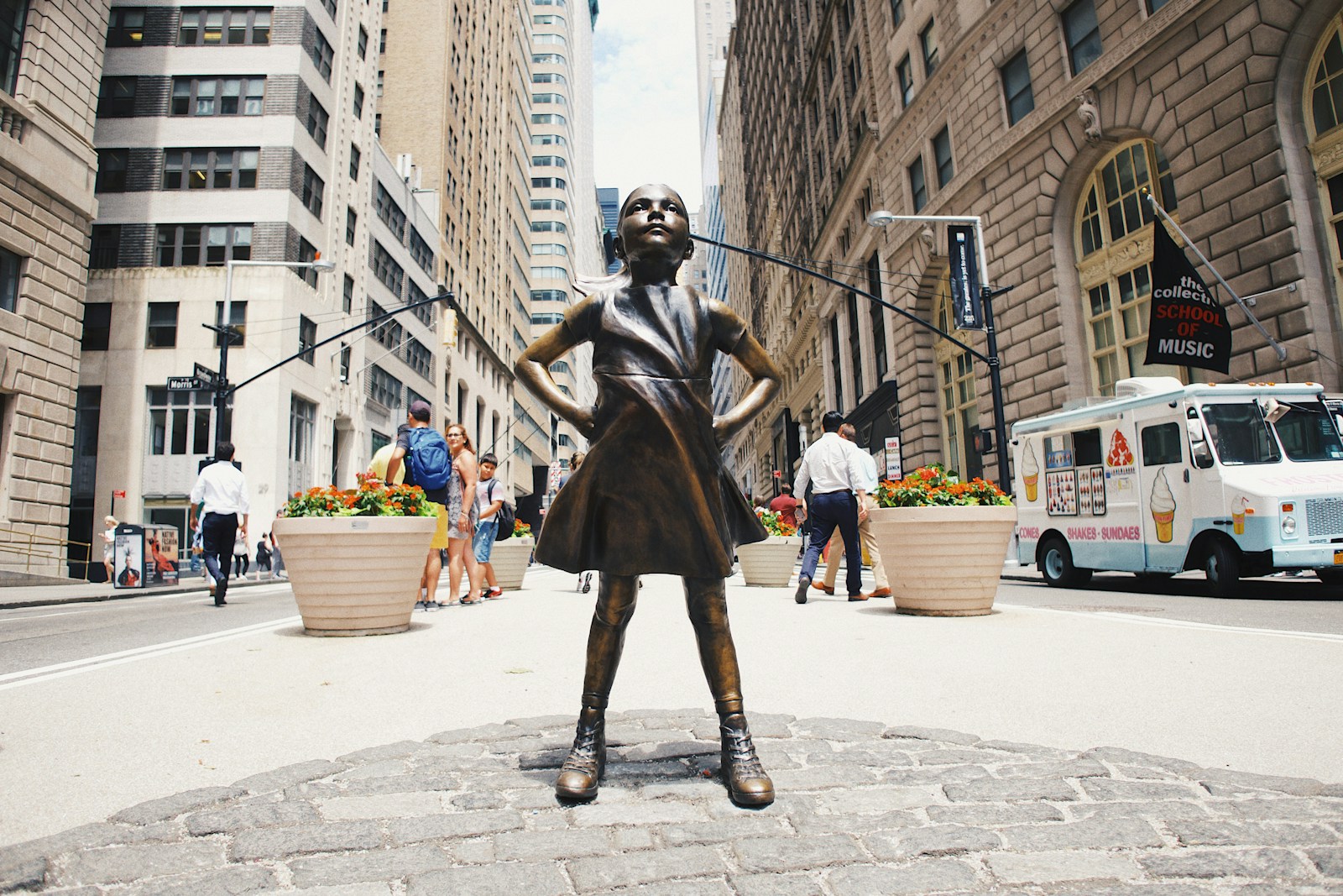 Statue de fille face aux gratte-ciel, New York.