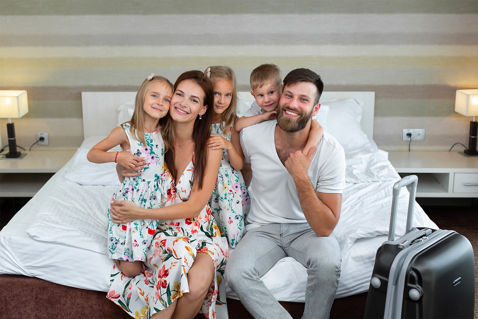 Famille souriante dans une chambre d'hôtel à New York