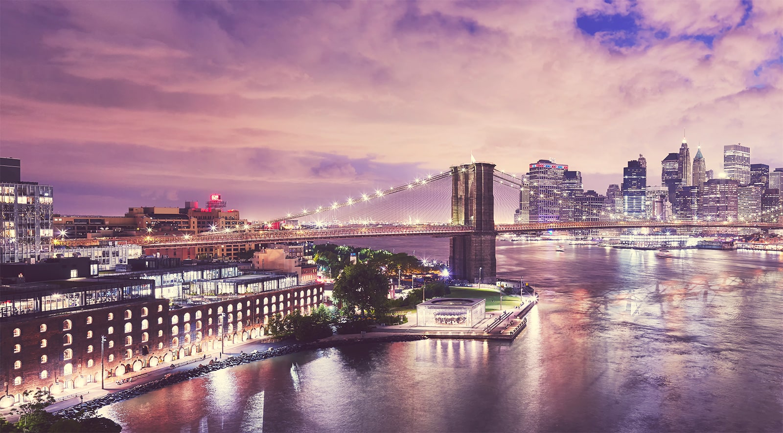 Vue nocturne du pont de Brooklyn illuminé